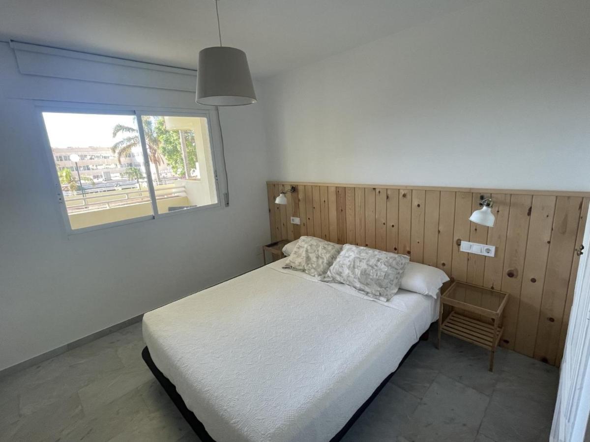 Apartamento En La Carihuela Con Piscina Y Parking, Al Lado De La Playa Torremolinos Exterior photo