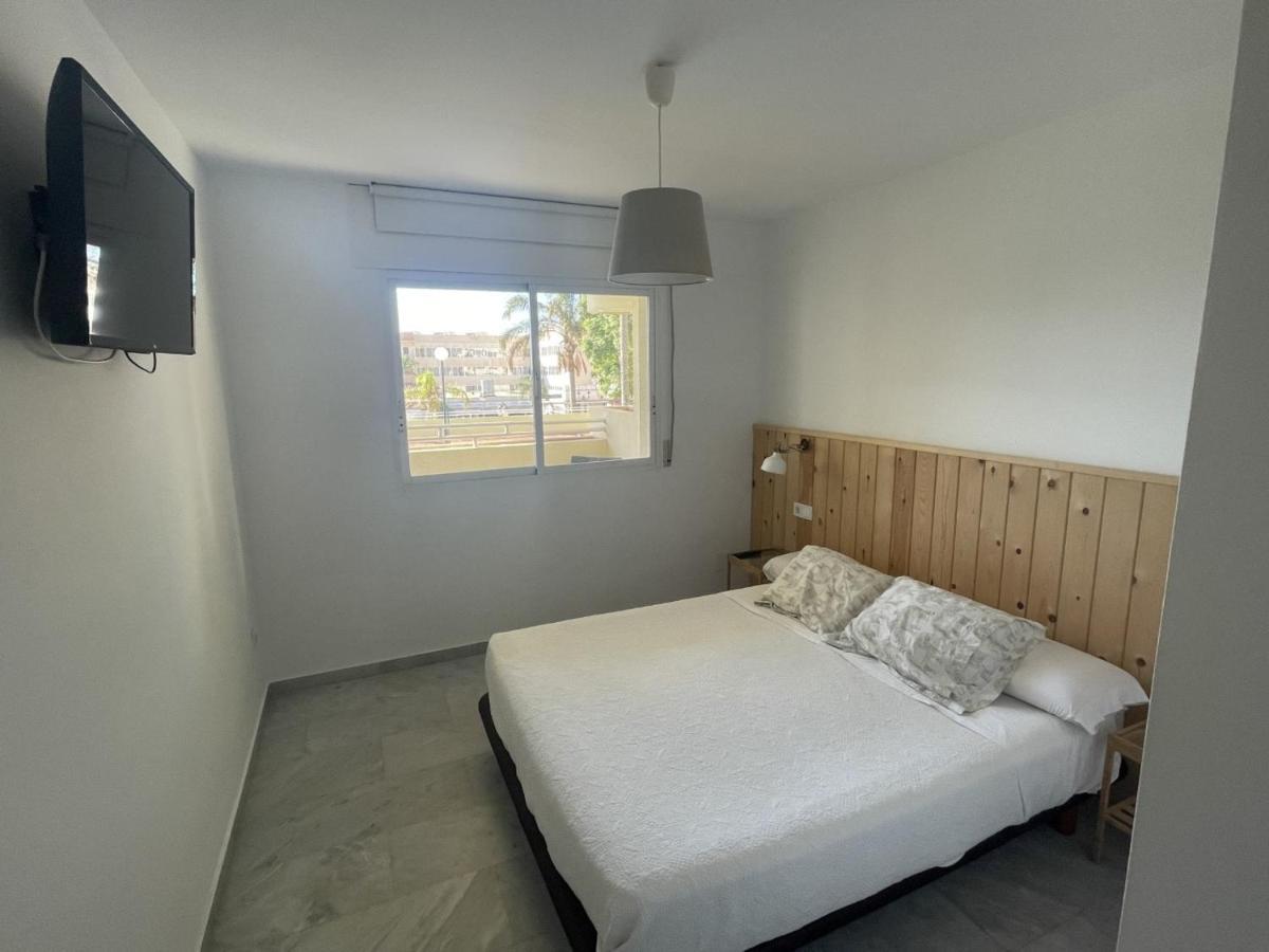 Apartamento En La Carihuela Con Piscina Y Parking, Al Lado De La Playa Torremolinos Exterior photo