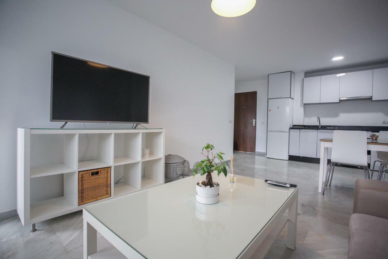 Apartamento En La Carihuela Con Piscina Y Parking, Al Lado De La Playa Torremolinos Exterior photo