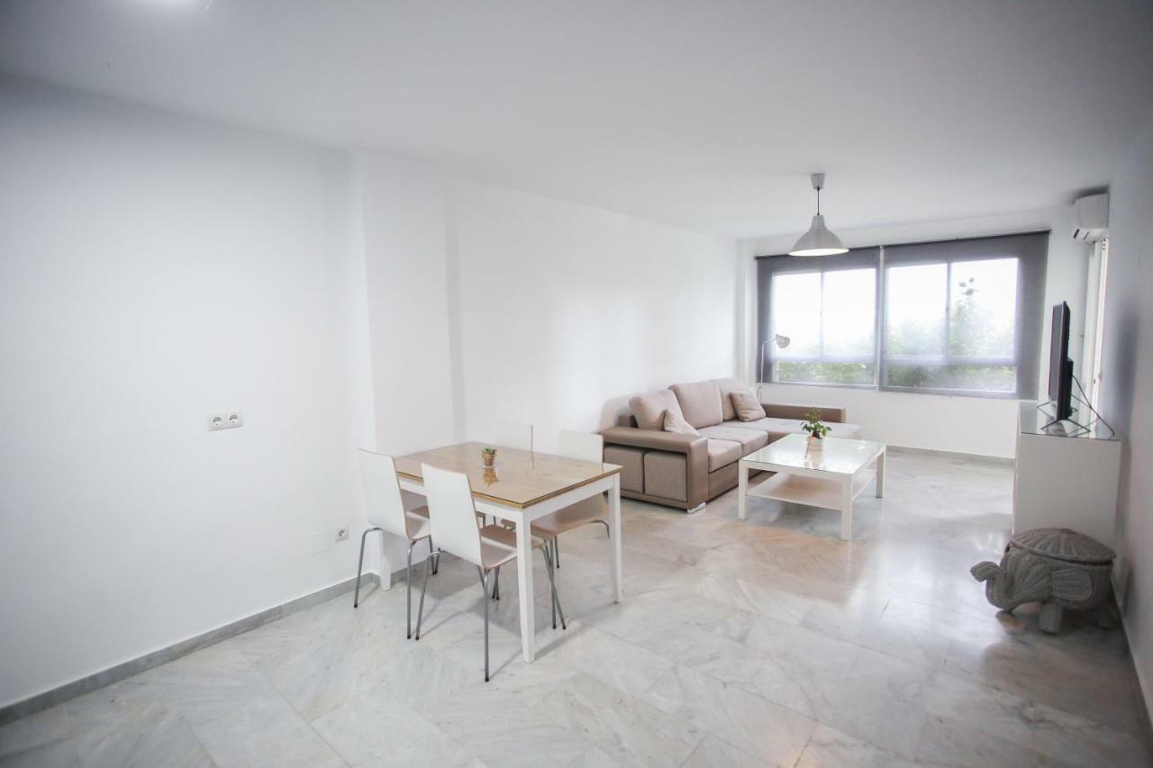 Apartamento En La Carihuela Con Piscina Y Parking, Al Lado De La Playa Torremolinos Exterior photo